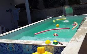 Casa De Praia Com Duas Piscinas E Garagem